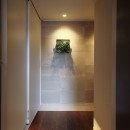 マンションリフォーム・リノベーション《木と石が調和したスタイリッシュなリフォーム住宅 / 小金井》の写真 玄関