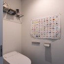 「飾ること」と「子どもの未来」への余白を大事にしたモノトーン空間｜荻窪のマンションリノベーションの写真 トイレ