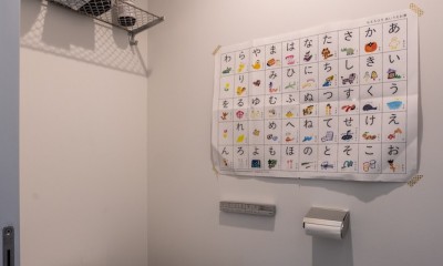 「飾ること」と「子どもの未来」への余白を大事にしたモノトーン空間｜荻窪のマンションリノベーション (トイレ)
