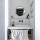 「飾ること」と「子どもの未来」への余白を大事にしたモノトーン空間｜荻窪のマンションリノベーションの写真 洗面台