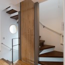 新築注文住宅　施工事例　《リラックス空間と省エネ性能を両立したおしゃれな住宅 / 調布》の写真 階段ホール