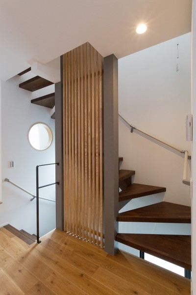 階段ホール (新築注文住宅　施工事例　《リラックス空間と省エネ性能を両立したおしゃれな住宅 / 調布》)