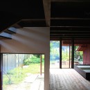 東京町田Ｓ邸～四神相応の地に建てる～の写真 階段室からリビングと外部庭を望む