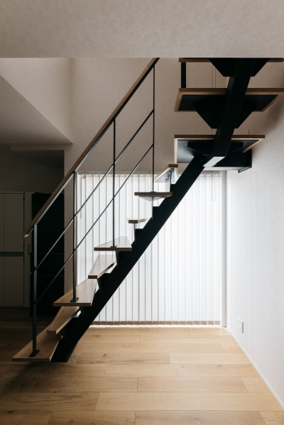 階段 (実家を増築して共に安心して暮らせる二世帯住宅へ)