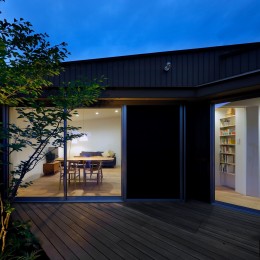 徳島の平屋コートハウス　～書籍と北欧家具と庭～