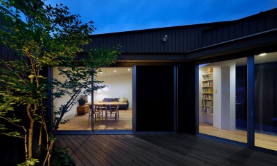 中庭｜徳島の平屋コートハウス　～書籍と北欧家具と庭～