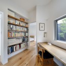 徳島の平屋コートハウス　～書籍と北欧家具と庭～の写真 ワークスペース
