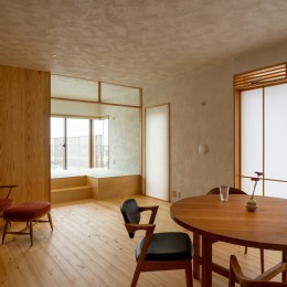 鶴瀬の家　温熱環境を整え、住み心地をよくするフルリノベーション｜改修-居間と小上がり