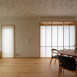 鶴瀬の家　温熱環境を整え、住み心地をよくするフルリノベーション｜改修-小上がりと居間