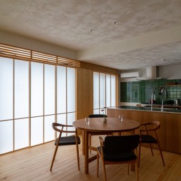 鶴瀬の家　温熱環境を整え、住み心地をよくするフルリノベーション｜改修-居間とオープンキッチン。