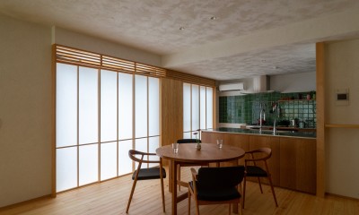 居間とオープンキッチン。｜鶴瀬の家　温熱環境を整え、住み心地をよくするフルリノベーション｜改修