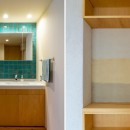 鶴瀬の家　温熱環境を整え、住み心地をよくするフルリノベーション｜改修の写真 (左)タイル貼の洗面脱衣室　(右)三色の半田仕上げとした飾り棚