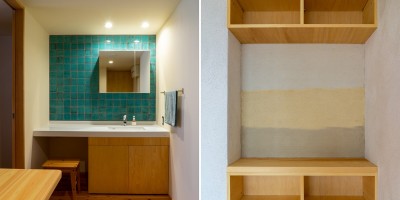 (左)タイル貼の洗面脱衣室　(右)三色の半田仕上げとした飾り棚 (鶴瀬の家　温熱環境を整え、住み心地をよくするフルリノベーション｜改修)