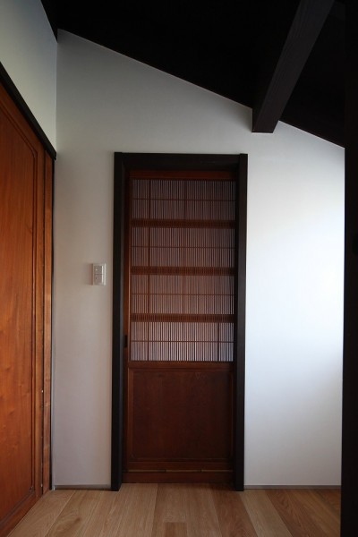 2階納戸入口の古建具 (鎌倉谷戸の家ー海外勤務リタイヤ後の住まい)