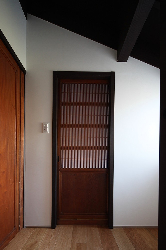 収納事例：2階納戸入口の古建具（鎌倉谷戸の家ー海外勤務リタイヤ後の住まい）