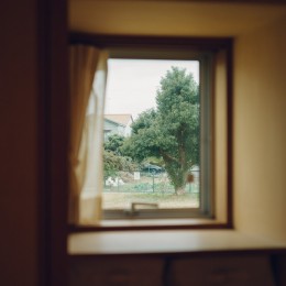 自然を感じる暮らし (寝室の窓)