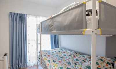 子育てのゴールデンタイム (2人の子供の寝室は2段ベッドに。勉強や遊びはリビングで。)