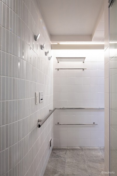 浴室 (みずまわり回遊　／動線リニューアルと、坪庭にひらかれた高天井風呂)