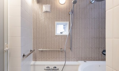 浴室｜みずまわり回遊　／動線リニューアルと、坪庭にひらかれた高天井風呂