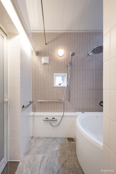 浴室 (みずまわり回遊　／動線リニューアルと、坪庭にひらかれた高天井風呂)