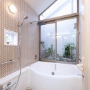 みずまわり回遊　／動線リニューアルと、坪庭にひらかれた高天井風呂の写真 坪庭に面した浴室