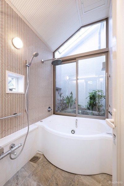 坪庭に面した浴室 (みずまわり回遊　／動線リニューアルと、坪庭にひらかれた高天井風呂)