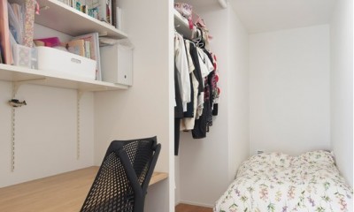 子供部屋｜掃除のしやすさと収納を重視。個室を確保しながら、白系でまとめて明るく広い印象に。