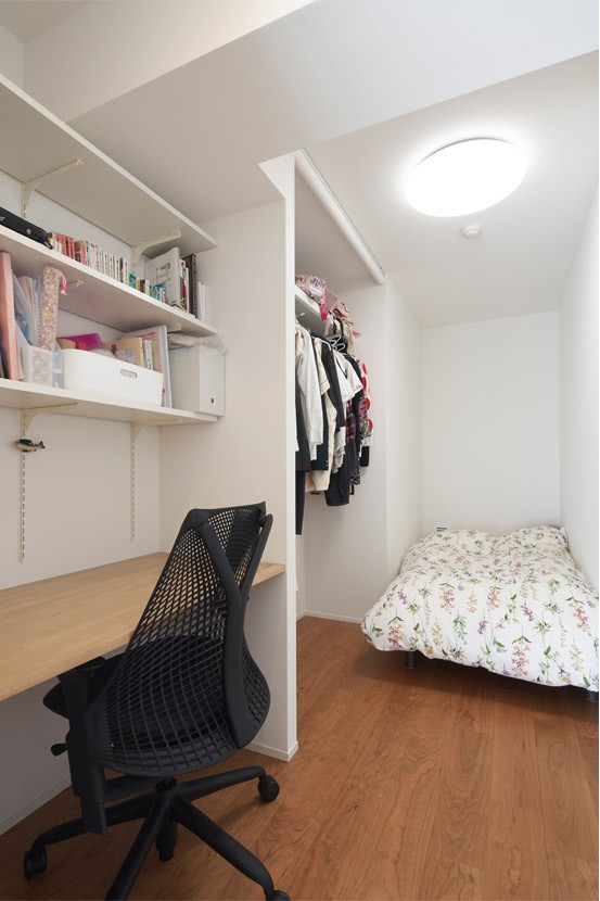 子供部屋事例：子供部屋（掃除のしやすさと収納を重視。個室を確保しながら、白系でまとめて明るく広い印象に。）