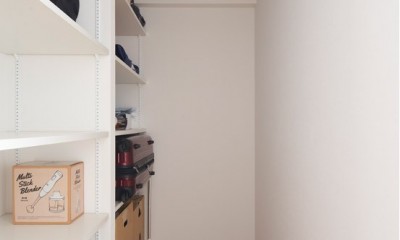 ウォークイン収納｜掃除のしやすさと収納を重視。個室を確保しながら、白系でまとめて明るく広い印象に。
