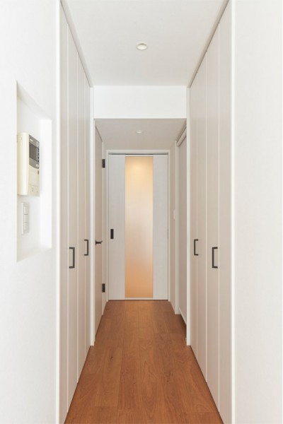 廊下収納 (掃除のしやすさと収納を重視。個室を確保しながら、白系でまとめて明るく広い印象に。)