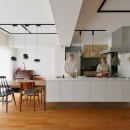 ゆとりを楽しむ家の写真 2人で並んで立っても余裕の広さのキッチン
