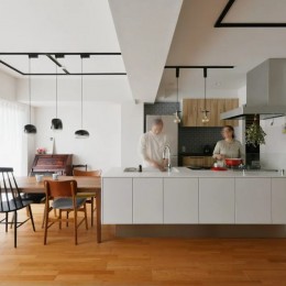 ゆとりを楽しむ家-2人で並んで立っても余裕の広さのキッチン