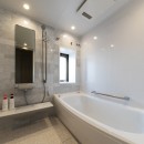 アンティーク家具に囲まれたクラシカルな輸入住宅風の住まいへの写真 浴室