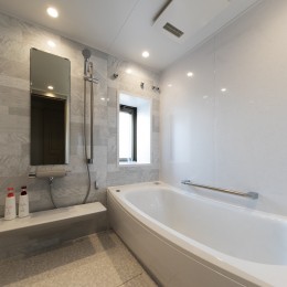アンティーク家具に囲まれたクラシカルな輸入住宅風の住まいへ (浴室)