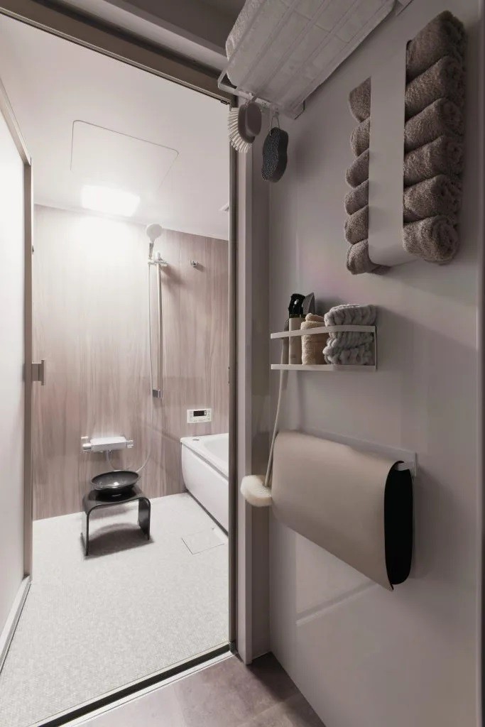 バス/トイレ事例：浴室前の壁はマグネットボードで貼る収納に（ゆとりを楽しむ家）