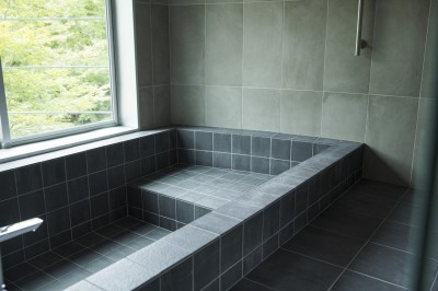 バスルーム (兵庫県S邸　ー元の建築的魅力を引き出すリノベーションー)