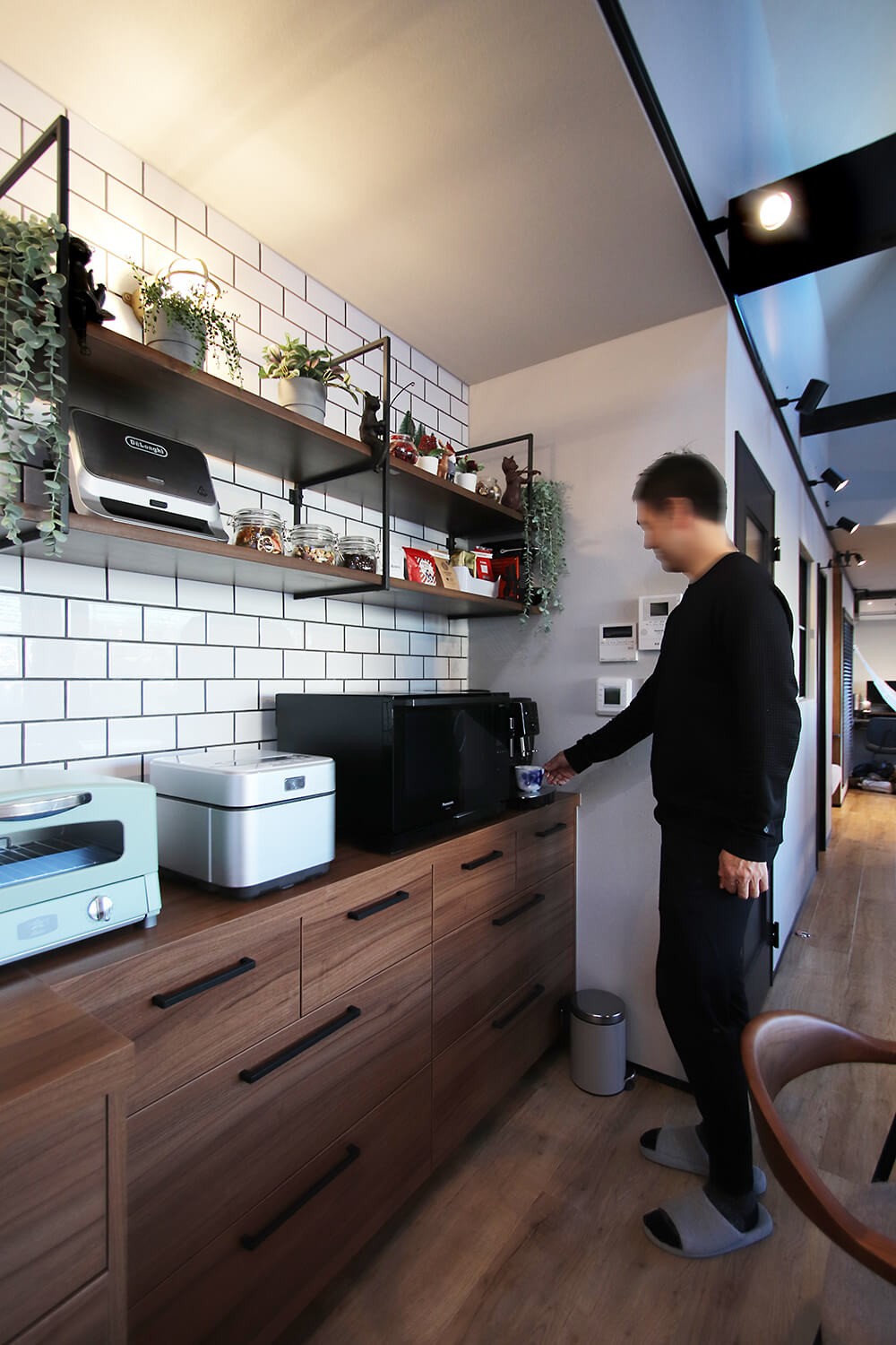 キッチン事例：コーヒースタンドのような天井まであるサブウェイタイル（小上がり×ボックスソファ×ハンモックのある居場所を選べる木造戸建のリノベーション）