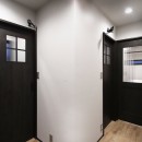 小上がり×ボックスソファ×ハンモックのある居場所を選べる木造戸建のリノベーションの写真 窓のあるデザインの廊下