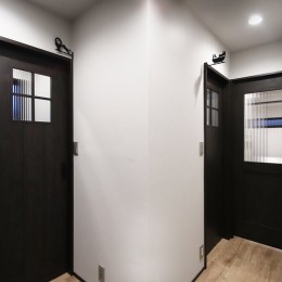 小上がり×ボックスソファ×ハンモックのある居場所を選べる木造戸建のリノベーション (窓のあるデザインの廊下)