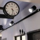 小上がり×ボックスソファ×ハンモックのある居場所を選べる木造戸建のリノベーションの写真 壁掛け時計と影絵の表札