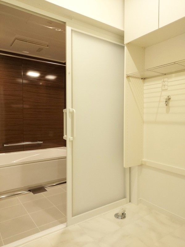 バス/トイレ事例：脱衣室（ファミリークロークと物干スペースが回遊動線で結ばれたお家）
