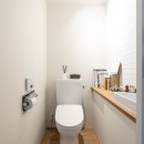 アイデアが生まれる場所｜クリエイター夫妻の五反田のヴィンテージマンションリノベーションの写真 トイレ