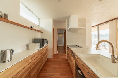 キッチンと水まわり (設計士が建てた 別荘のようなゆとりの平屋)
