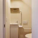 「光をつかむ家（light fall house）」吹抜けの光と、構造的にも心理的にも安心して暮らす住まいの写真 階段下のトイレ：設計の仕方でコンパクトでも使い勝手の良く