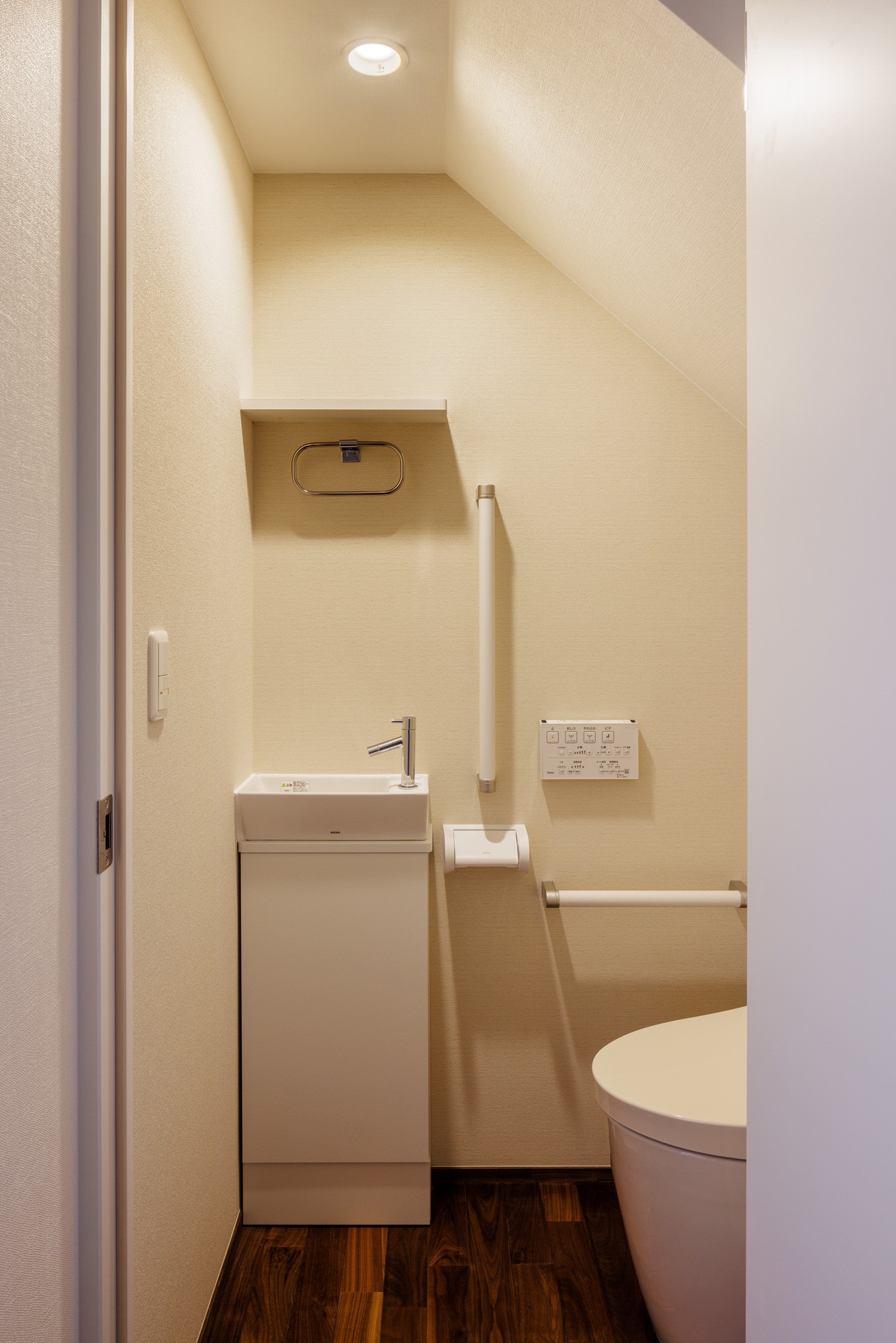 バス/トイレ事例：階段下のトイレ：設計の仕方でコンパクトでも使い勝手の良く（「光をつかむ家（light fall house）」吹抜けの光と、構造的にも心理的にも安心して暮らす住まい）