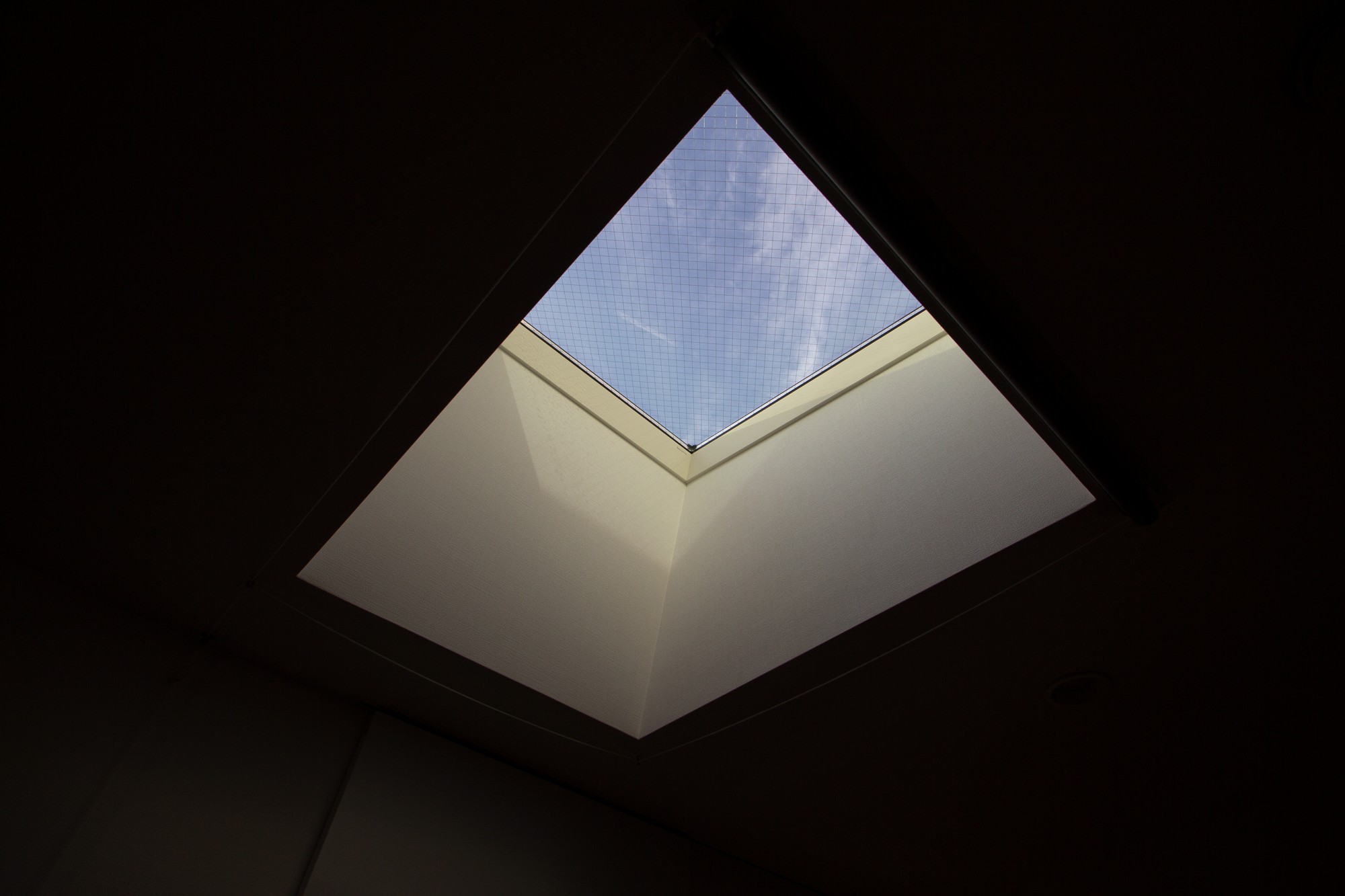 ベッドルーム事例：天窓：空の景色・空の眺め～嬉しいことに、空は誰にでも、平等に存在します。（「光をつかむ家（light fall house）」吹抜けの光と、構造的にも心理的にも安心して暮らす住まい）