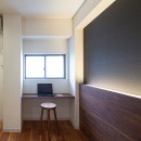 ルーバー天井の家：２戸→１戸に、広さを感じる一体空間に改装！マンションリノベーションの写真 リモートワークカウンター＋ベットボード