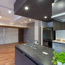 ルーバー天井の家：２戸→１戸に、広さを感じる一体空間に改装！マンションリノベーションの写真 キッチン：シックなのに明るいキッチンは、色彩の組み合わせで実現