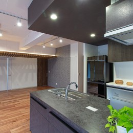 ルーバー天井の家：２戸→１戸に、広さを感じる一体空間に改装！マンションリノベーション (キッチン：シックなのに明るいキッチンは、色彩の組み合わせで実現)