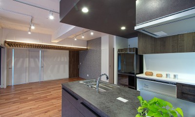 キッチン：シックなのに明るいキッチンは、色彩の組み合わせで実現｜ルーバー天井の家：２戸→１戸に、広さを感じる一体空間に改装！マンションリノベーション
